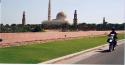 die größte Moschee im Oman und auch für Nicht-Islamisten zugänglich-die Sultan-Qaboos-Moschee.